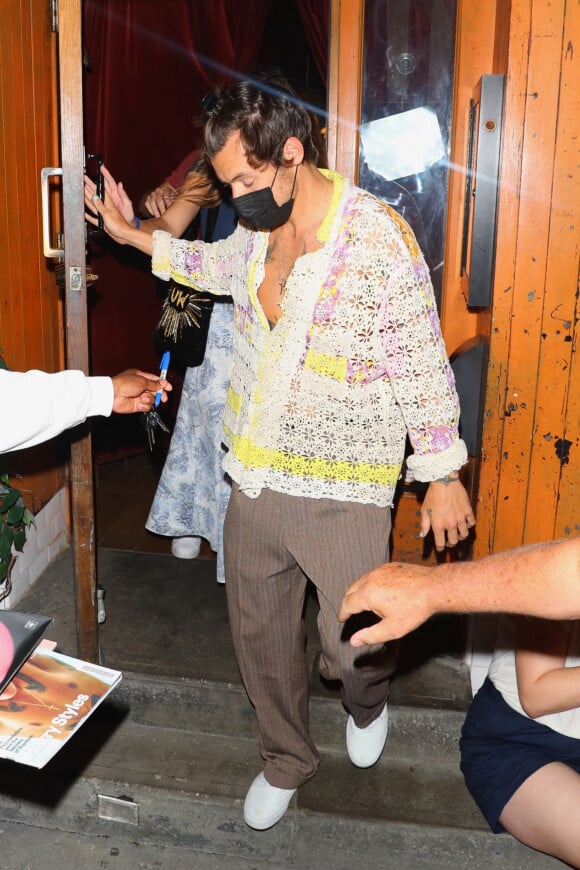 Harry Styles et a compagne Olivia Wilde sortent du restaurant Rubirosa à New York le 18 août 2022.