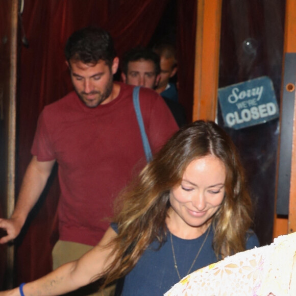Harry Styles et a compagne Olivia Wilde sortent du restaurant Rubirosa à New York le 18 août 2022.