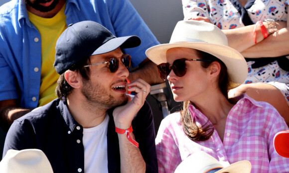 Le chanteur Vianney et sa femme Catherine Robert dans les tribunes lors des internationaux de France de Tennis de Roland Garros 2022 à Paris, le 2 juin 2022. © Dominique Jacovides/Bestimage 