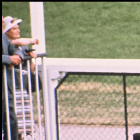 ARCHIVES - LA PRINCESSE LADY DIANA ET LE PRINCE CHARLES D' ANGLETERRE LORS DE LA CLOTURE DES COURSES HIPPIQUES D' ASCOT
La princesse Lady Diana et le Prince Charles d'Angleterre lors de la clôture des courses hippiques d'Ascott