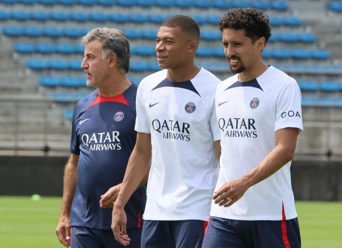 Photo : Les joueurs du PSG s'amusent avec des enfants sur le terrain de ...