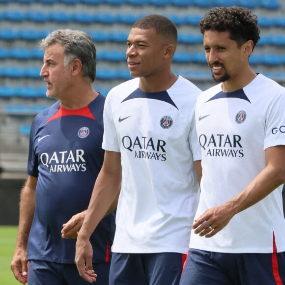 Les joueurs du PSG s'amusent avec des enfants sur le terrain de rugby Prince Chichibu à Tokyo, le 18 juillet 2022. Le Paris Saint-Germain va jouer plusieur smatchs amicaux contre les équipes Kawasaki Frontale, Urawa Reds et Gamba Osaka, dans le cadre de leur tournée au Japon. 