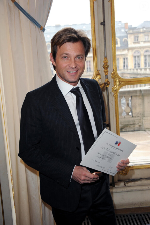 Laurent Delahousse se voit remettre le prix Roland-Dorgelès (8 février 2010)