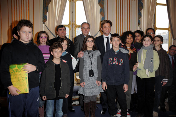 Alain Bédouet, Frédéric Mitterrand, Laurent Delahousse et des enfants (8 février 2010)