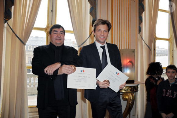 Alain Bédouet et Laurent Delahousse se voit remettre le prix Roland-Dorgelès (8 février 2010)