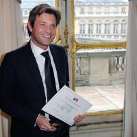 Laurent Delahousse, très adroit avec sa langue... est récompensé par un coquet Frédéric Mitterrand !
