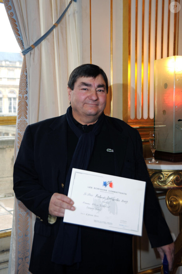 Alain Bédouet se voit remettre le prix Roland-Dorgelès (8 février 2010)