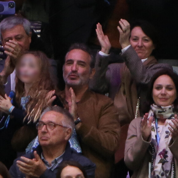 Jean Dujardin, sa femme Nathalie Péchalat et leur fille Jeanne assistent au sacre du couple Cizeron-Papadakis en danse sur glace en tribunes de l'Arena de Montpellier lors des championnats du monde de patinage artistique 2022 le 26 mars 2022. © Laurent Lairys /Panoramic/Bestimage 