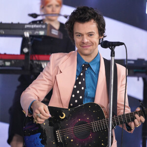 Harry Styles chante sur le plateau de l'émission Today à New York le 26 février 2020.  2/26/20 Harry Styles performs on NBC's "Today" at Rockefeller Plaza in New York City.