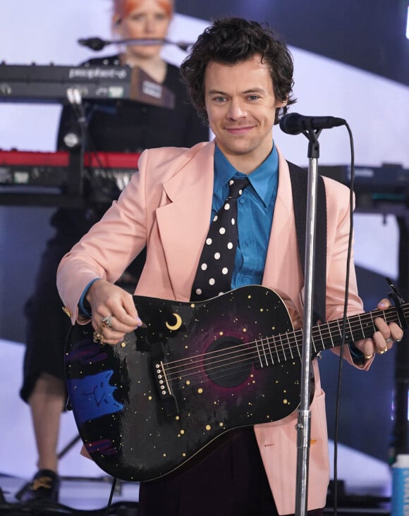 Harry Styles chante sur le plateau de l'émission Today à New York le 26 février 2020.  2/26/20 Harry Styles performs on NBC's "Today" at Rockefeller Plaza in New York City.