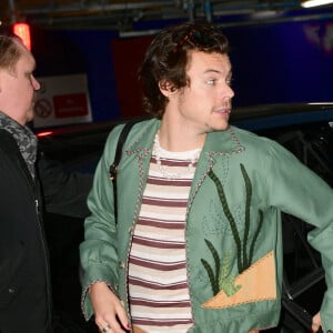 Harry Styles attendu toute la nuit par ses fans devant les locaux de Radio 2 à Londres, le 14 février 2020. Le chanteur participe à l'émission matinale "Zoe Ball's Breakfast Show". 