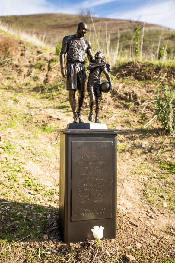 Une statue en mémoire de Kobe Bryant et de sa file Gianna a été déposée sur le lieu du crash pour célébrer les deux ans de leur mort à Calabasas le 26 janvier 2022.