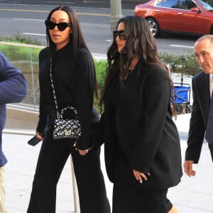 Vanessa Bryant tient la main de son amie Monica en arrivant au palais de justice de Los Angeles, Californie, Etats-Unis, le 23 août 2022, pour une autre journée dans le cadre du procès des photos de l'accident mortel de Kobe Bryant.