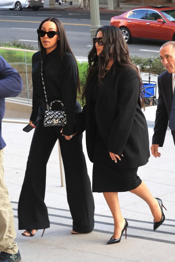 Vanessa Bryant tient la main de son amie Monica en arrivant au palais de justice de Los Angeles, Californie, Etats-Unis, le 23 août 2022, pour une autre journée dans le cadre du procès des photos de l'accident mortel de Kobe Bryant.