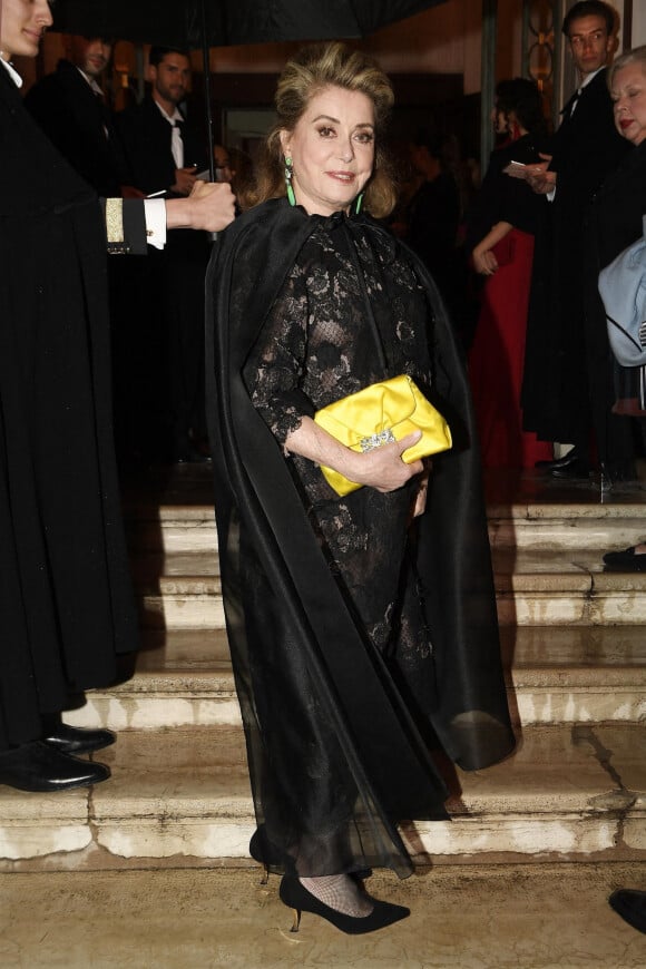 Catherine Deneuve - People à la soirée Dior dans le cadre de la 59 ème Biennale d'art de Venise. Les bénéfices de cette soirée seront reversés aux réfugiés Ukrainiens en Italie. venise le 23 avril 2022 