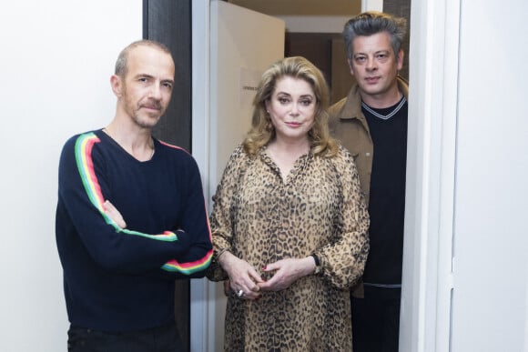 Calogero, Catherine Deneuve (habillée en Céline), Benjamin Biolay - Backstage du concert du chanteur et pianiste américano-canadien Rufus Wainwrigh au Grand Rex à Paris en pleine tournée européenne pour son nouvel album "Unfollow the Rules" le 30 mars 2022. © Jack Tribeca / Bestimage 