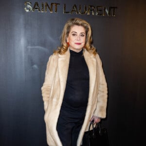 Catherine Deneuve - People au photocall du défilé Saint-Laurent Prêt-à-porter Automne/Hiver 2022/2023 dans le cadre de la Fashion Week de Paris, France, le 1er Mars 2022. © Olivier Borde /Bestimage 