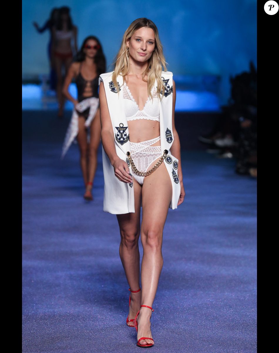 Fiançailles - Ilona Smet fiancée à Kamran - Ilona Smet - Défilé - "Etam Live Show 2018" aux Beaux-Arts à Paris, le 25 septembre 2018. © Veeren/Moreau/Bestimage