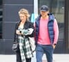 Ryan Reynolds et sa femme Blake Lively se promènent avec une amie à New York, le 25 avril 2022. 