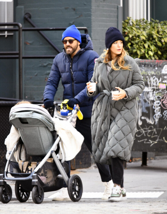 Exclusif - Blake Lively et son mari Ryan Reynolds se promènent avec leur fille Betty dans les rues de New York. Le 30 mars 2022 
