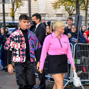 Louane Emera et son compagnon Florian Rossi arrivent au défilé de mode Miu Miu lors de la Fashion Week printemps/été 2022 à Paris, France, le 5 octobre 2021. © Veeren Ramsamy-Christophe Clovis/Bestimage 