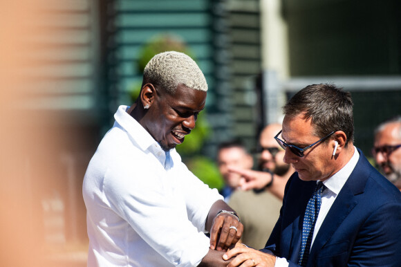 Paul Pogba arrive dans un centre médical de Turin avant de jouer avec la Juventus le 9 juillet 2022. 