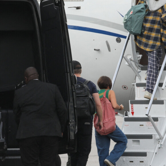 Matt Damon, sa femme Luciana Barroso et leurs enfants à l'aéroport privé de Savannah, le lendemain du mariage de Ben Affleck et Jennifer Affleck (Lopez). Le 21 août 2022