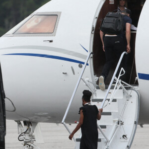 Matt Damon, sa femme Luciana Barroso et leurs enfants à l'aéroport privé de Savannah, le lendemain du mariage de Ben Affleck et Jennifer Affleck (Lopez). Le 21 août 2022