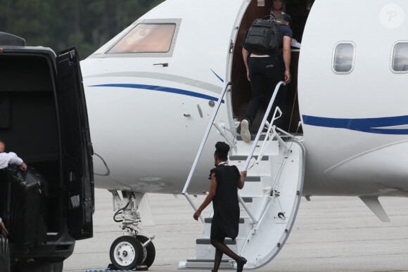 Matt Damon, sa femme Luciana Barroso et leurs enfants à l'aéroport privé de Savannah, le lendemain du mariage de Ben Affleck et Jennifer Affleck (Lopez). Le 21 août 2022