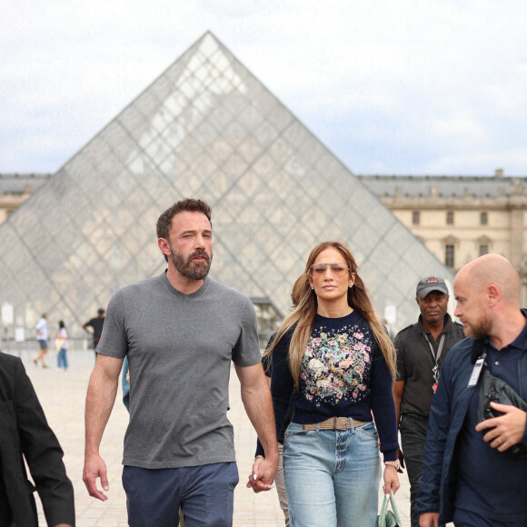 Ben Affleck et sa femme Jennifer Affleck (Lopez) quittent le musée du Louvre en famille pendant leur lune de miel à Paris, le 26 juillet 2022. Ben Affleck et sa femme Jennifer Affleck (Lopez) passent leur voyage de noces avec leurs enfants respectifs Seraphina, Violet, Maximilian et Emme.