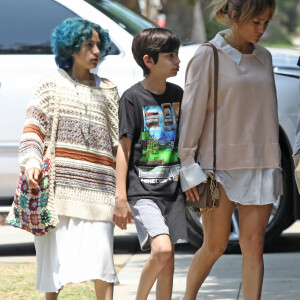Jennifer Lopez se balade avec ses enfants Emme et Max dans le quartier de Santa Monica à Los Angeles, le 14 juillet 2021