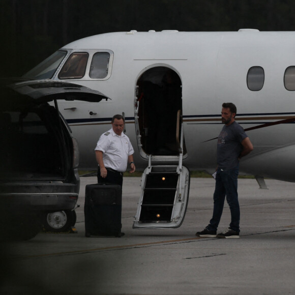 Ben Affleck et ses enfants à l'aéroport privé de Savannah, au lendemain de son mariage avec Jennifer Lopez. Le couple a célébré leur mariage, dans le domaine de Riceboro de l'acteur, entouré de leurs amis et de leur famille. Le 21 août 2022  Savannah, GA - Ben Affleck drops off his kids at a private airport in Savannah GA. Pictured: Ben Affleck 