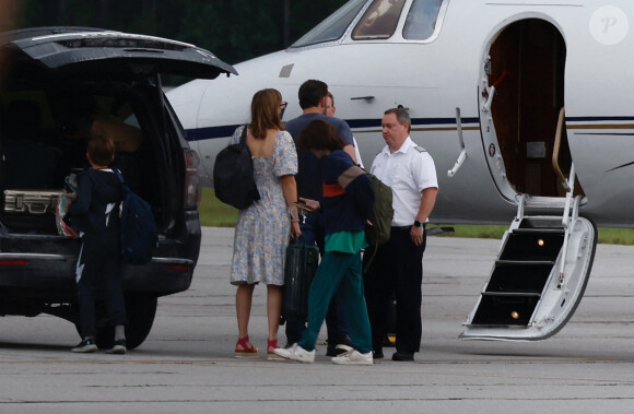 Ben Affleck et ses enfants à l'aéroport privé de Savannah, au lendemain de son mariage avec Jennifer Lopez. Le couple a célébré leur mariage, dans le domaine de Riceboro de l'acteur, entouré de leurs amis et de leur famille. Le 21 août 2022