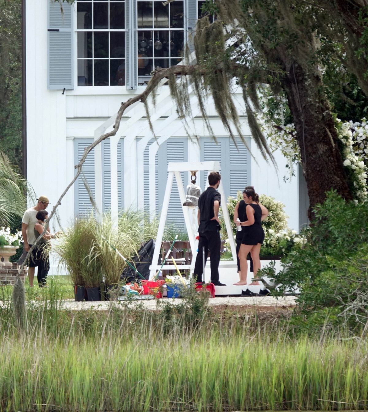 Photo Exclusif NO WEB Une Cloche est installée dans le jardin de