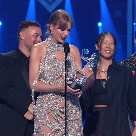 Taylor Swift reçoit le prix de la meilleure vidéo format long lors des Video Music Awards 2022 à Newark le 28 août 2022. 