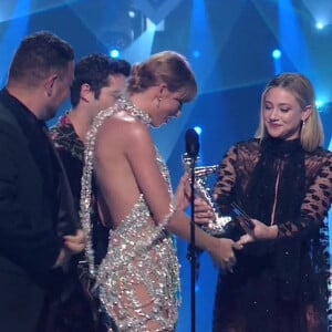 Taylor Swift reçoit le prix de la meilleure vidéo format long lors des Video Music Awards 2022 à Newark le 28 août 2022. 