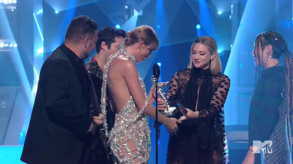 Taylor Swift reçoit le prix de la meilleure vidéo format long lors des Video Music Awards 2022 à Newark le 28 août 2022. 