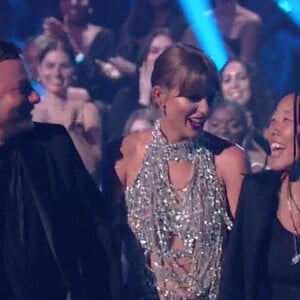 Taylor Swift reçoit le prix de la meilleure vidéo format long lors des Video Music Awards 2022 à Newark le 28 août 2022. 