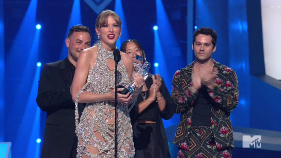 Taylor Swift reçoit le prix de la meilleure vidéo format long lors des Video Music Awards 2022 à Newark le 28 août 2022. 