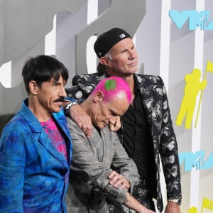 Anthony Kiedis, Flea and Chad Smith of 'The Red Hot Chili Peppers' - Photocall des Video Music Awards (VMA) au Prudential Center à Newark le 28 août 2022. 