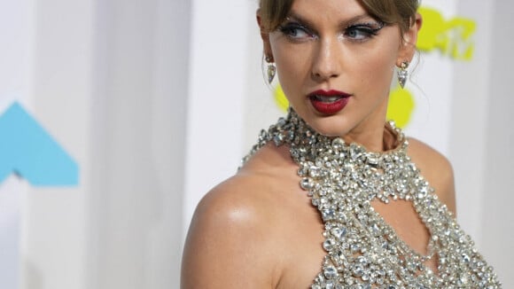 Taylor Swift étonne avec une robe en cristal très osée aux MTV Video Music Awards
