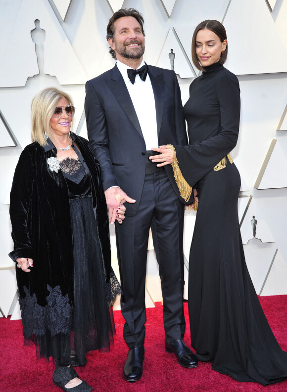 Bradley Cooper entre sa mère Gloria Campano et sa compagne Irina Shayk lors du photocall des arrivées de la 91ème cérémonie des Oscars 2019 au théâtre Dolby à Hollywood, Los Angeles, Californie, Etats-Unis, le 24 février 2019.