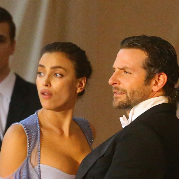 Bradley Cooper et sa compagne Irina Shayk - People à la sortie de la soirée Costume Institute Benefit Gala 2016 (Met Ball) sur le thème de "Manus x Machina" au Metropolitan Museum of Art à New York, le 2 mai 2016.