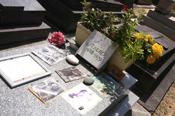La tombe de Jean Seberg au cimetière de Montparnasse à Paris.