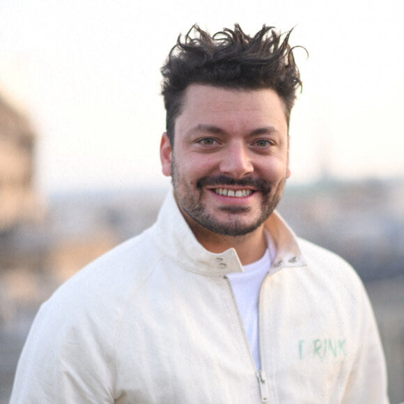 Kev Adams - Soirée de lancement de la gamme de boissons "Drink Waters" au restaurant Créatures sur le rooftop des Galeries Lafayette à Paris le 9 mai 2022. © Clovis-Bellak/Bestimage 