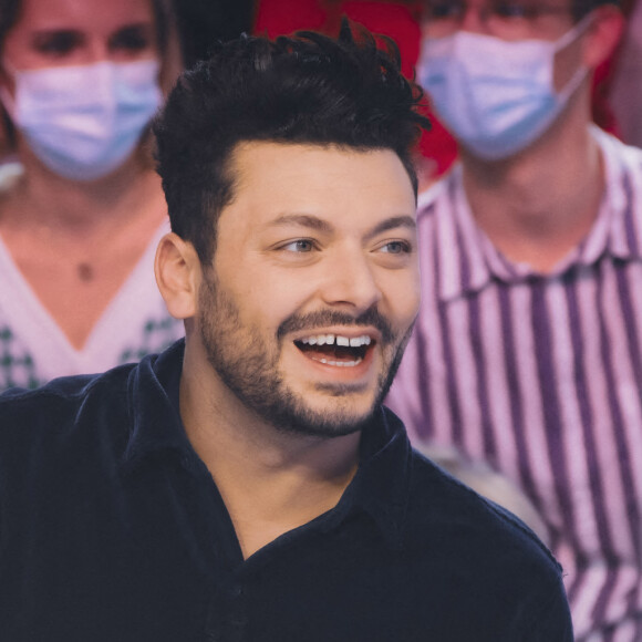 Kev Adams sur le plateau de l'émission TPMP (Touche pas à mon poste) diffusée en direct sur la chaine C8 le 15 février 2022. © Jack Tribeca / Bestimage 
