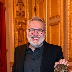 Laurent Ruquier et son Manneken Pis lors d'une réception à l'hôtel de ville de Bruxelles avec Laurent.Ruquier et l'équipe des Grosses Têtes pour inaugurer le Manneken Pis habillé avec un costume de l'animateur le 16 novembre 2021.