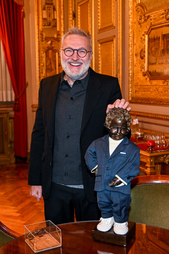 Laurent Ruquier et son Manneken Pis lors d'une réception à l'hôtel de ville de Bruxelles avec Laurent.Ruquier et l'équipe des Grosses Têtes pour inaugurer le Manneken Pis habillé avec un costume de l'animateur le 16 novembre 2021.