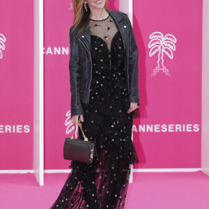 Fabienne Carat (robe Christophe Guillarmé, volantée en tulle noir floqué, boucles d'oreilles Helena Joy Paris, pochette Carmen Steffens) sur le pink carpet de la cérémonie de clôture de la 5ème saison du festival Canneseries le 6 avril 2022. © Denis Guignebourg / Bestimage 