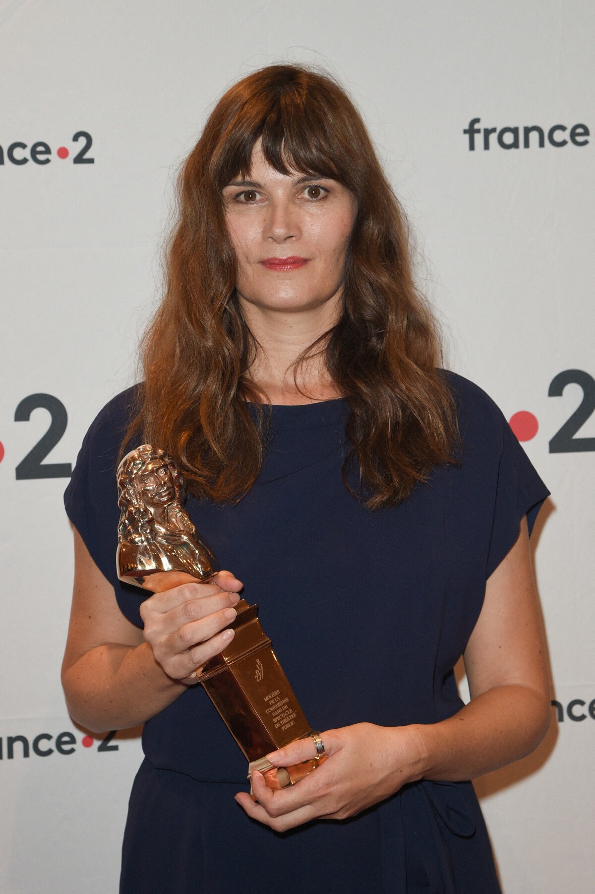 Photo : Molière de la comédienne dun spectacle de théâtre public: Marina  Hands dans Actrice - cérémonie des Molières à la salle Pleyel à Paris,  France. © Coadic GuirecBestimage - Purepeople